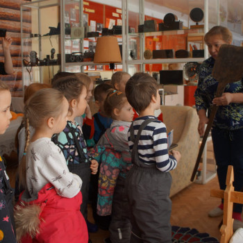 Старшая группа “Веселые ребята”  МАДОУ “Детский сад ОВ с.Рыбалово” побывали на экскурсии в музее Дома культуры.