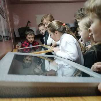 Ученики Рыбаловской школы продолжают посещать экспозицию “Кинобудка”